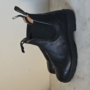 BLUNDSTONE: Black Leather Chelsea Boots